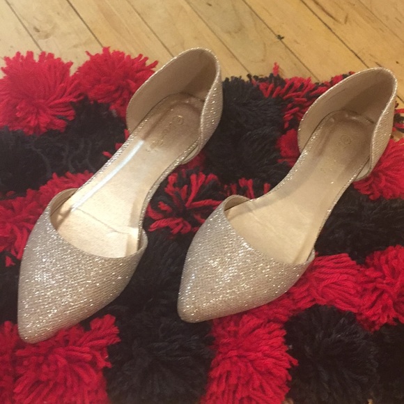 Dream Pairs Shoes - Nice gold glittery dress flat shoes.